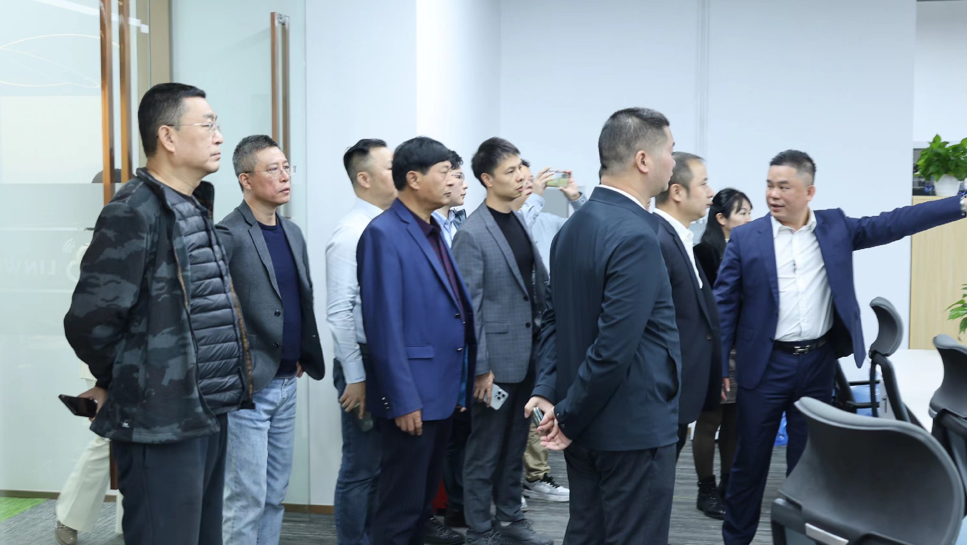 林总带领郑会长参观公司
